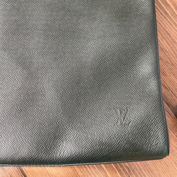NOW AVAILABLE!! Louis Vuitton Green Taiga Kendall Garment Bag - Picture 5 of 15